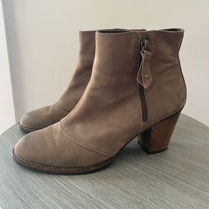 Paul Green soft gray/tan leather women’s booties size  UK 6 1/2  US 9 low heel